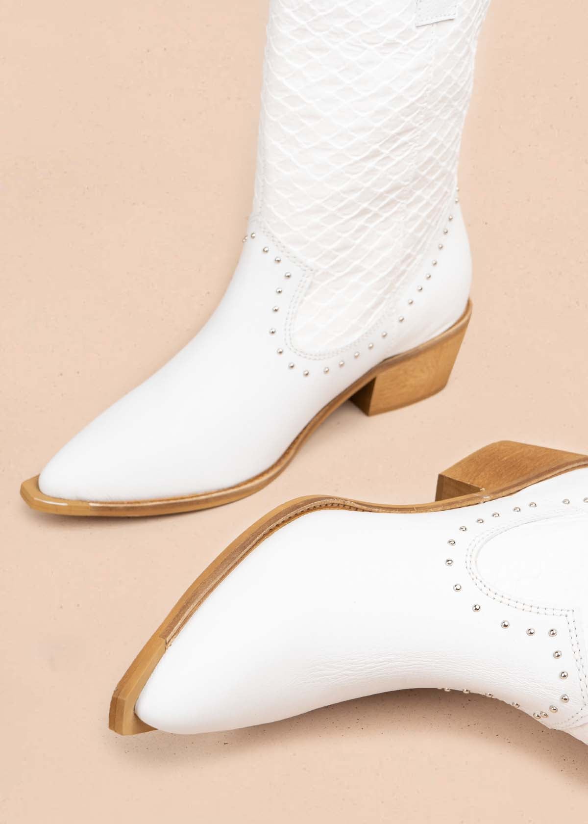 Botas en cuero color blanco con taches 105407