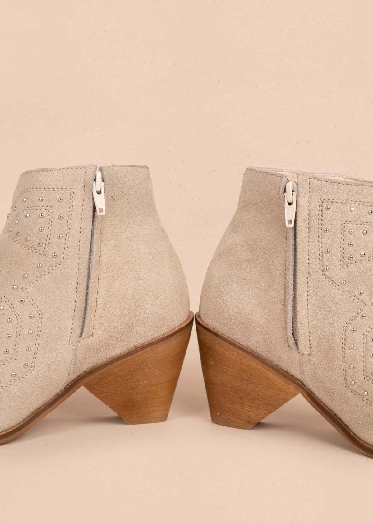 Botines en cuero color arena con taches 105409