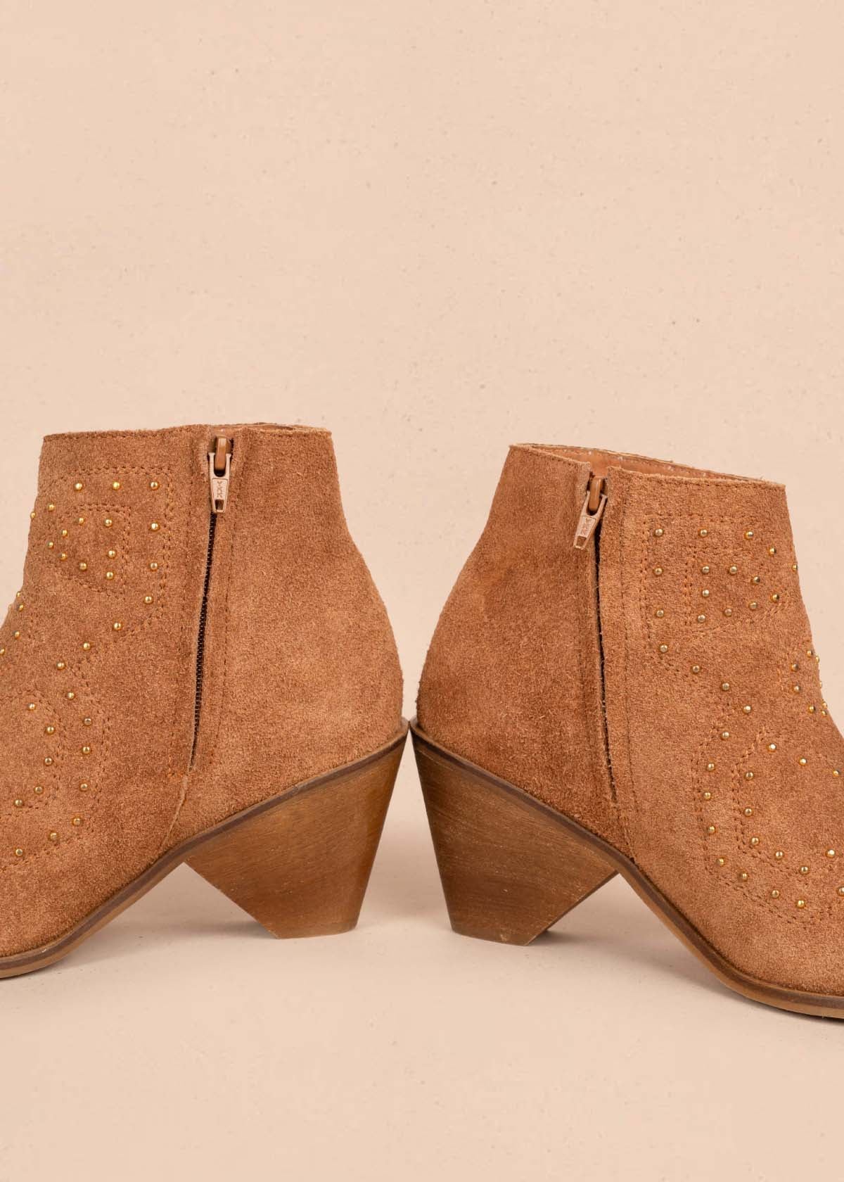 Botines en cuero color miel con taches 105409