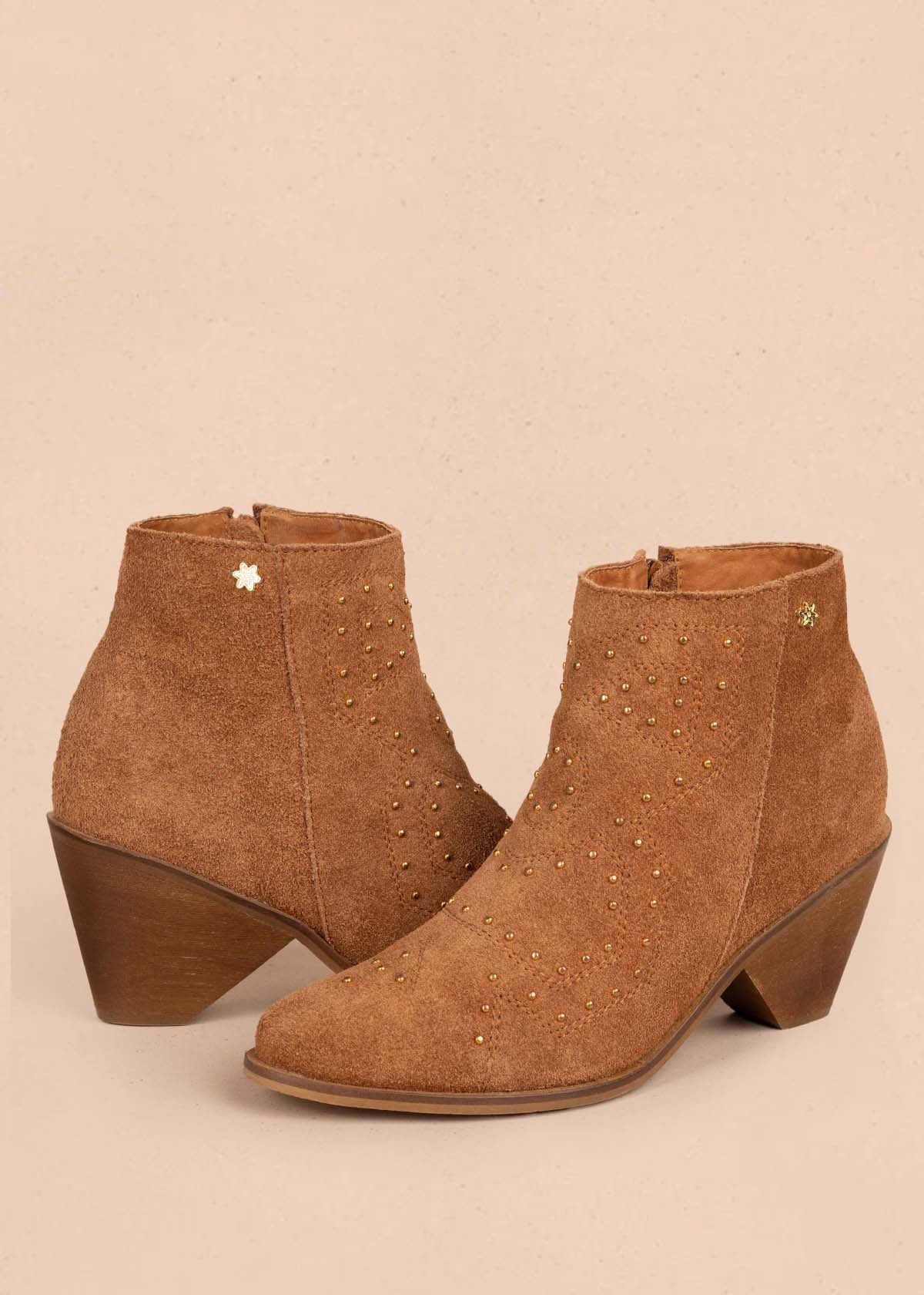 Botines en cuero color miel con taches 105409