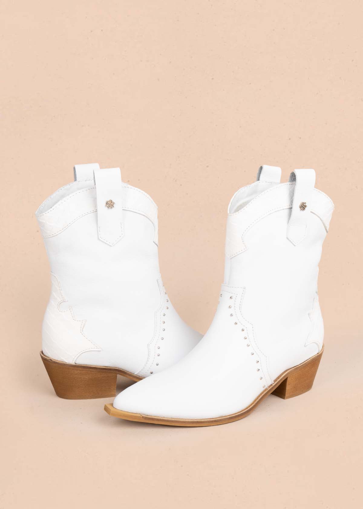 Botas en cuero color blanco con taches 105410