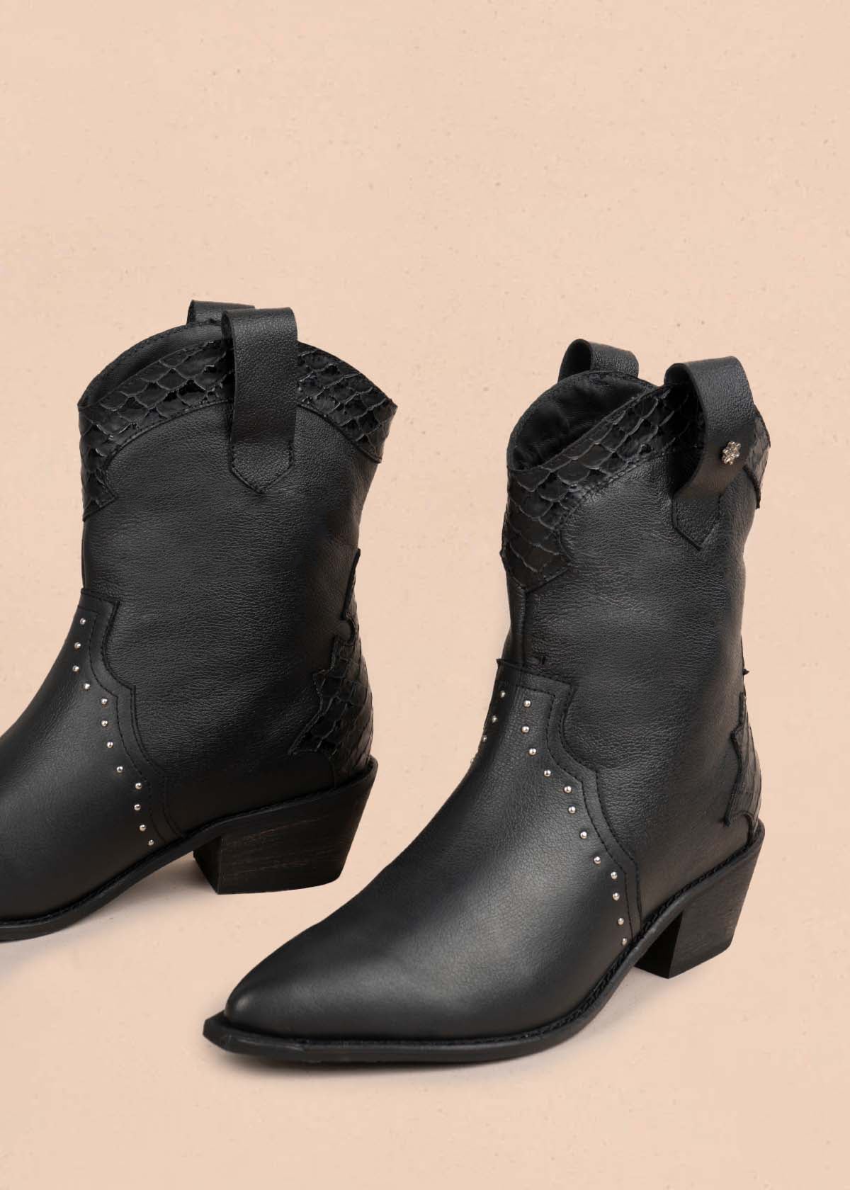 Botas en cuero color negro con taches 105410