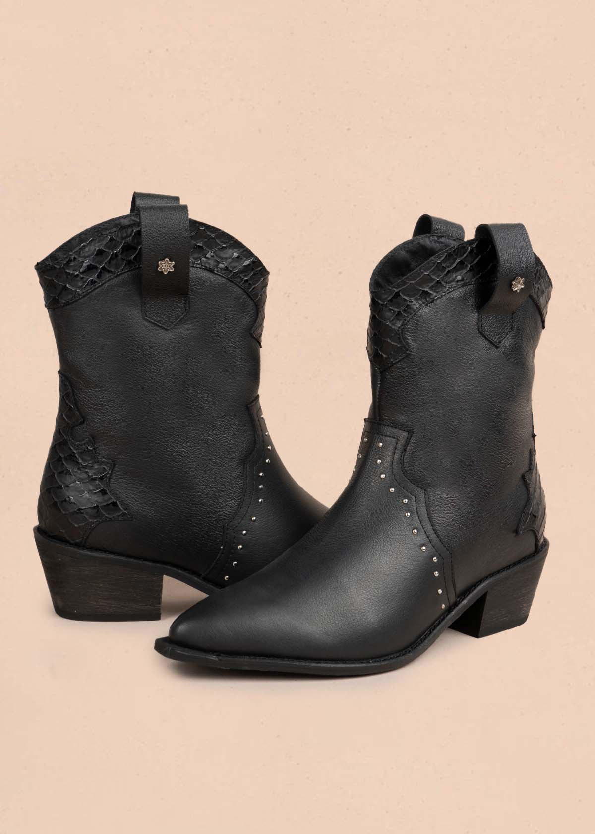 Botas en cuero color negro con taches 105410