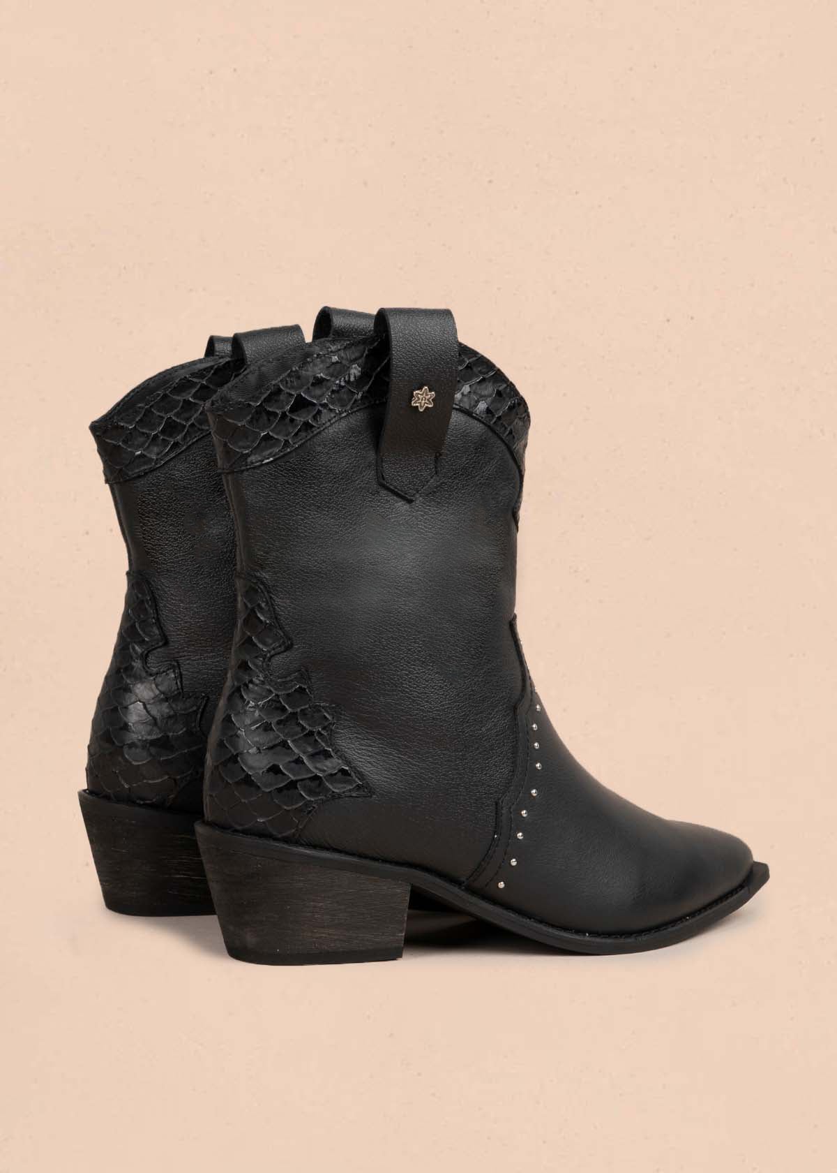 Botas en cuero color negro con taches 105410
