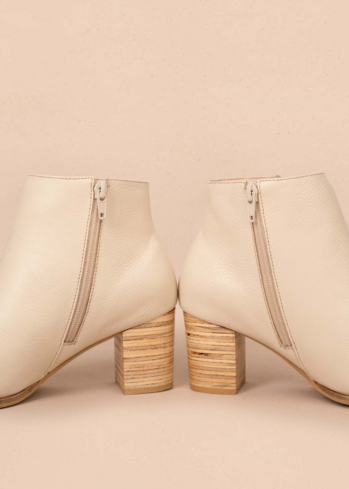 Botines en cuero color beige con cierre lateral 105411