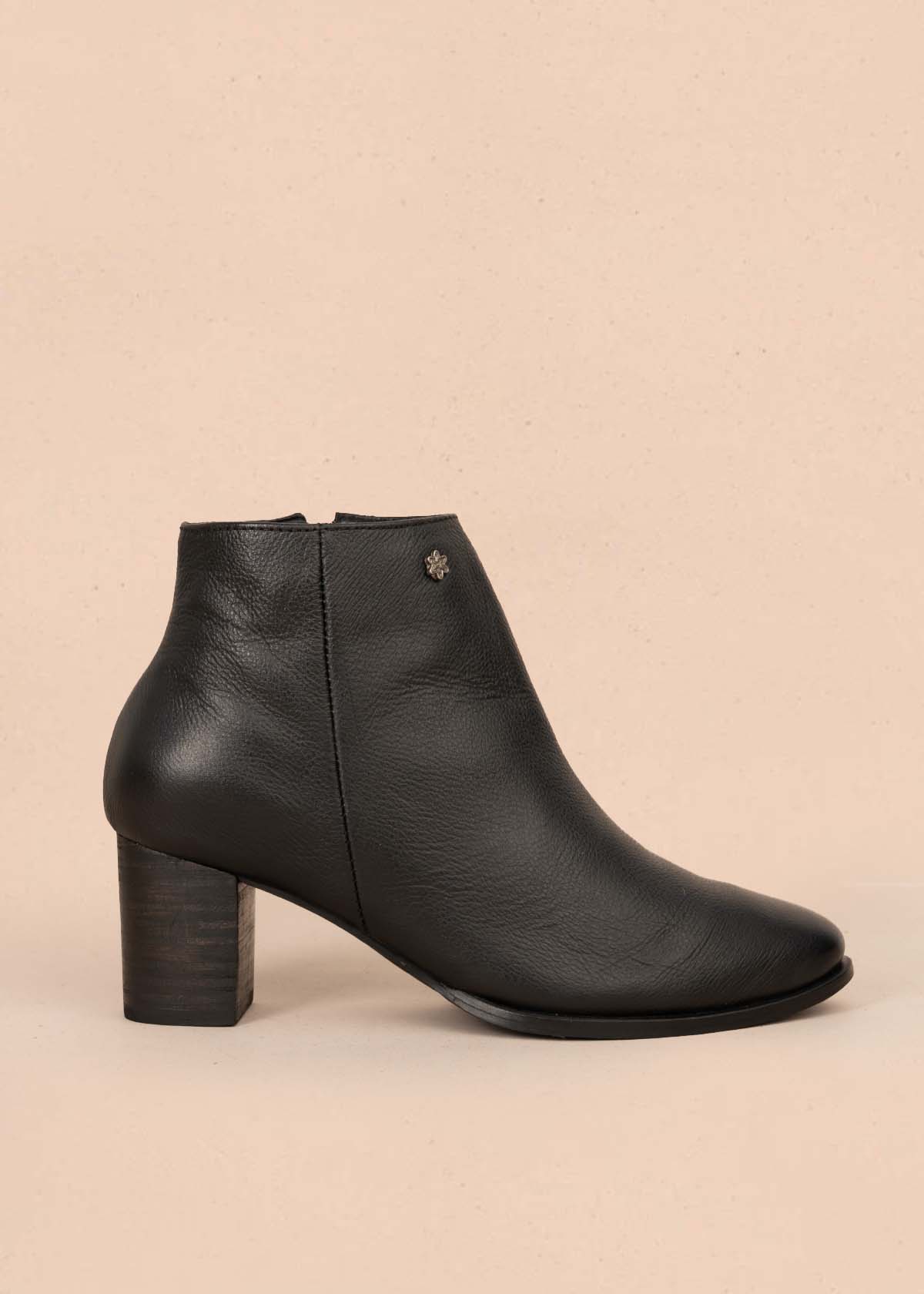 Botines en cuero color negro con cierre lateral 105411