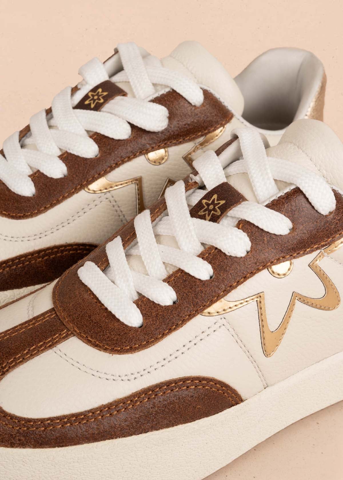 Tenis casuales en cuero talco con átomo COSMOS 105412