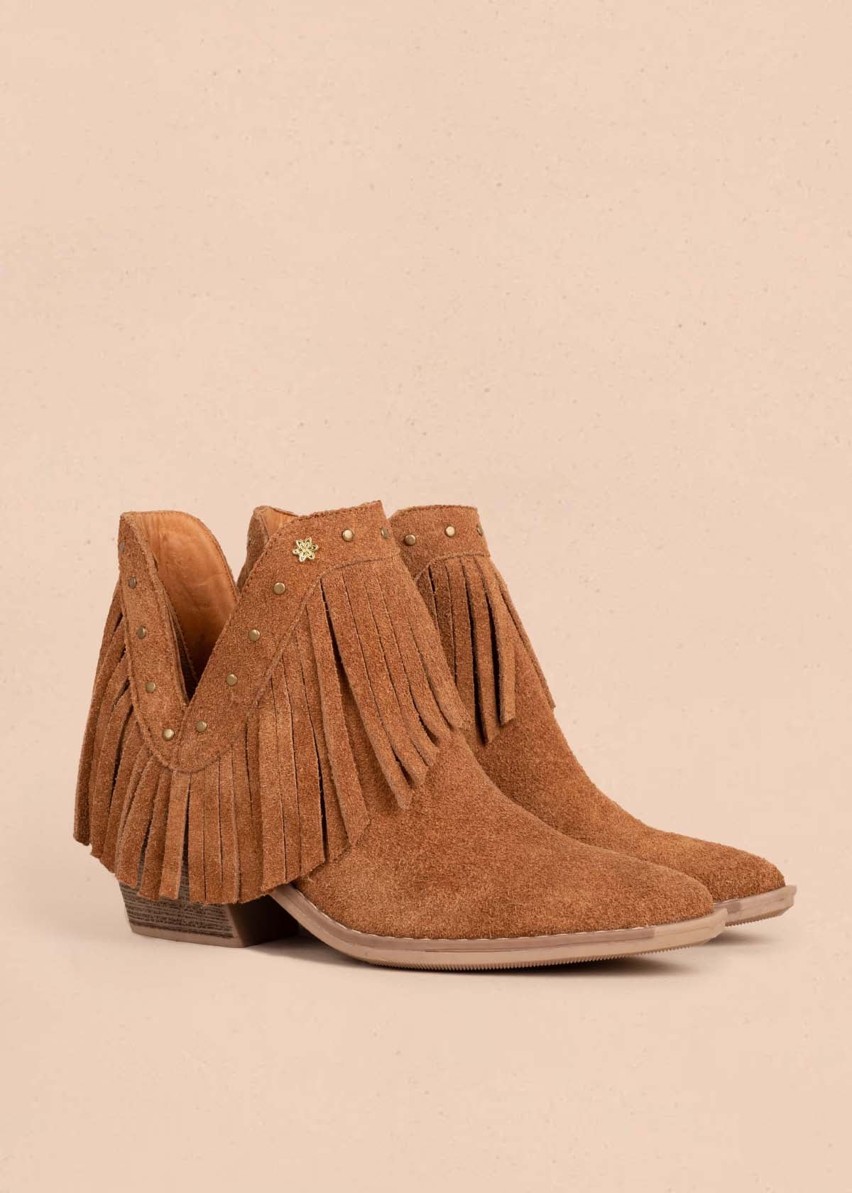 Botines en cuero color miel con taches y flecos 105414