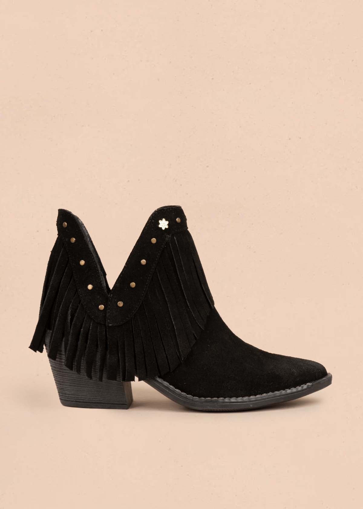 Botines en cuero color negro con taches y flecos 105414