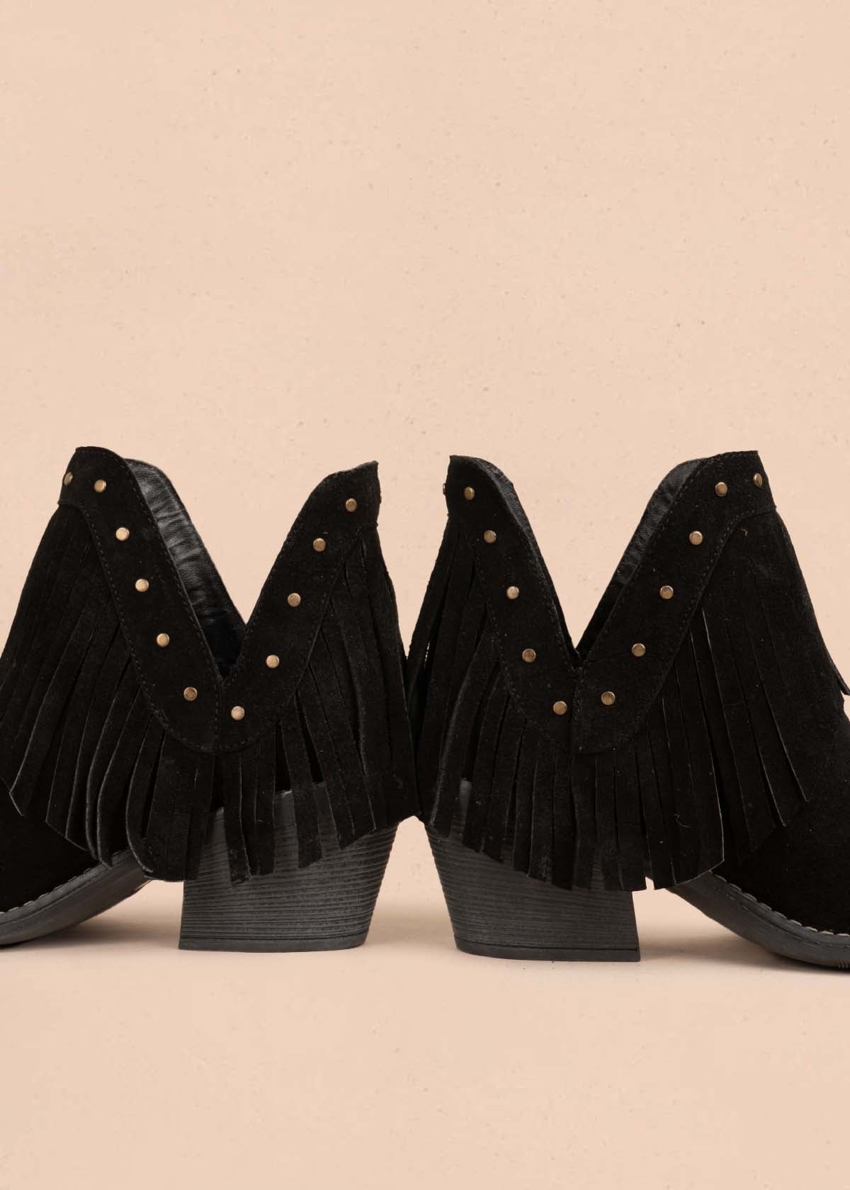 Botines en cuero color negro con taches y flecos 105414