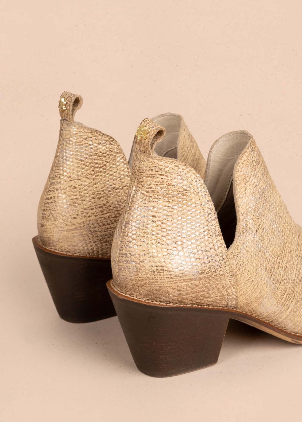 Botines en cuero color champaña 105415