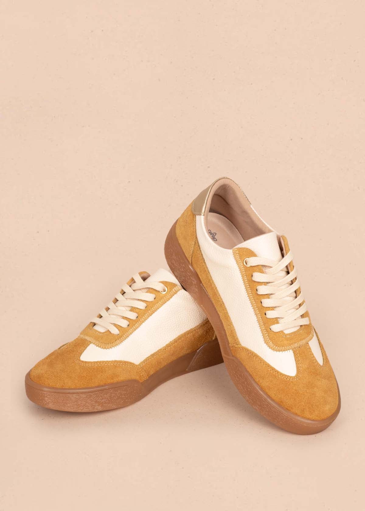 Tenis casuales en cuero color miel 105418