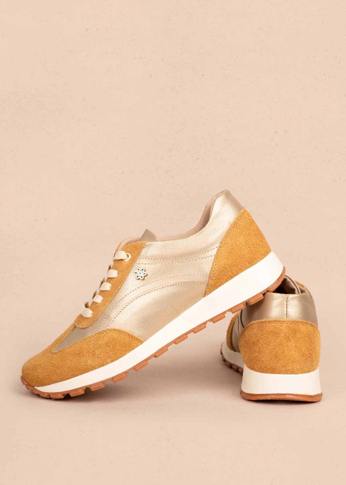 Tenis casuales en cuero color camel 105422