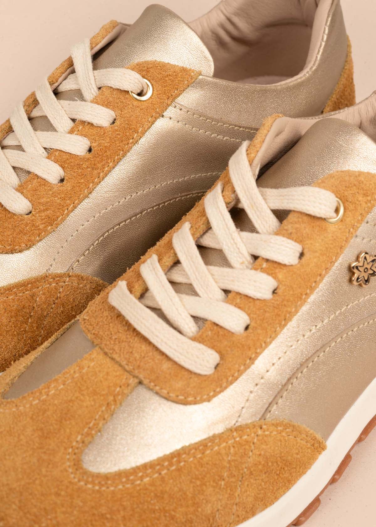Tenis casuales en cuero color camel 105422