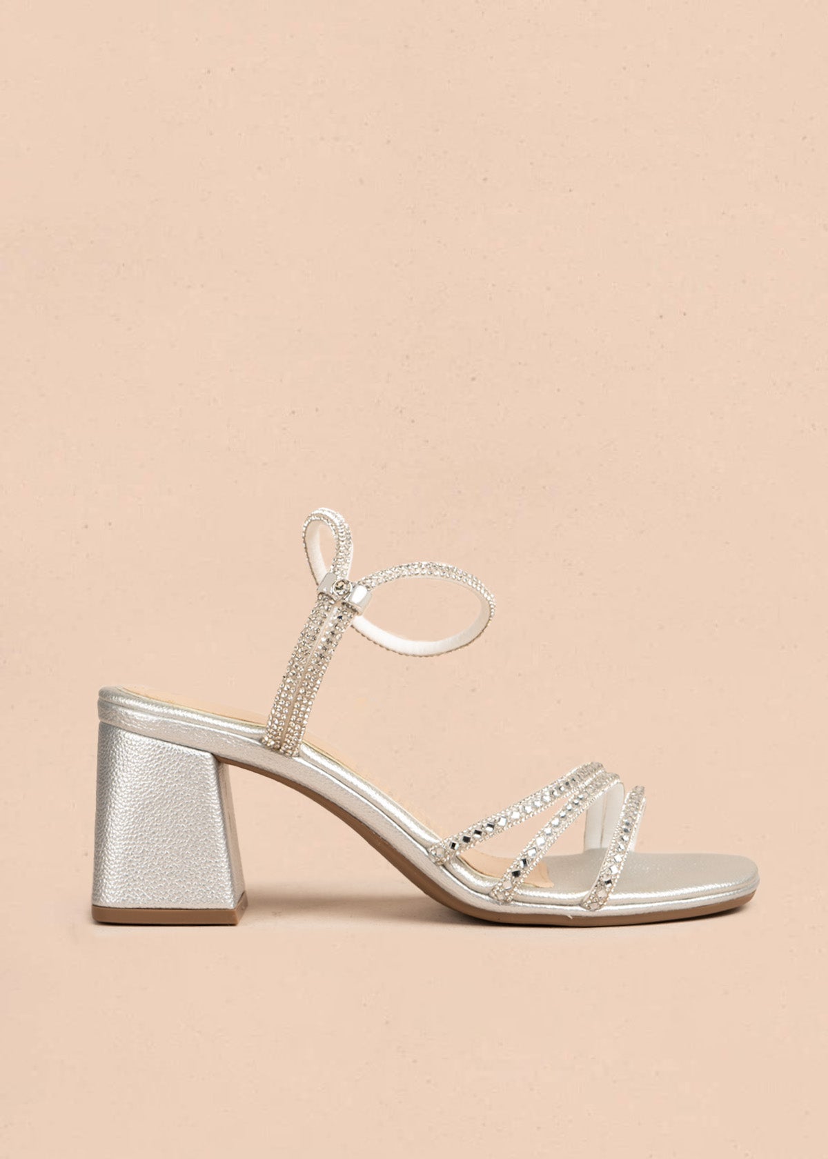 Sandalias color plata con tiras de pedrería brillante y acabado elegante 105427