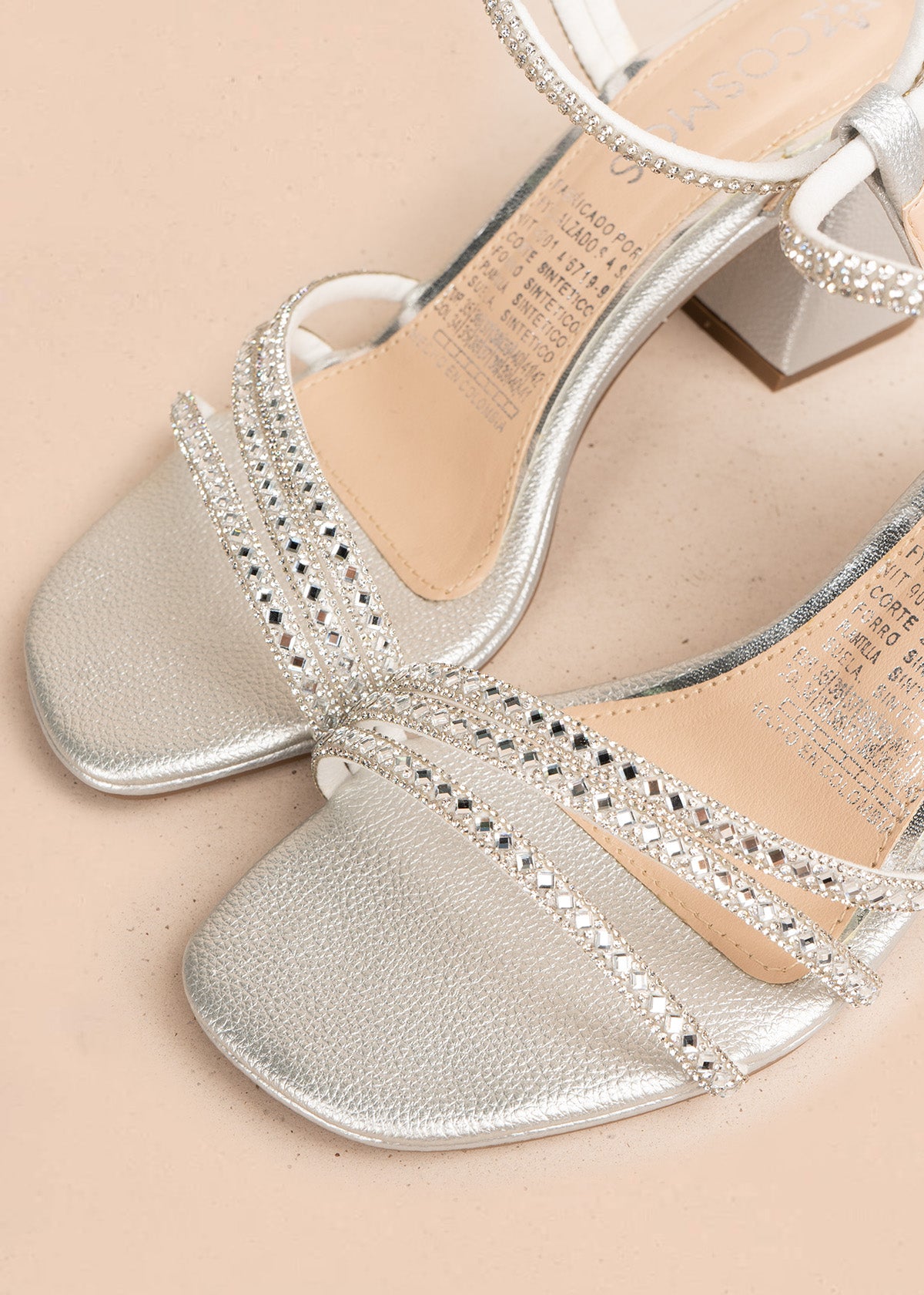 Sandalias color plata con tiras de pedrería brillante y acabado elegante 105427