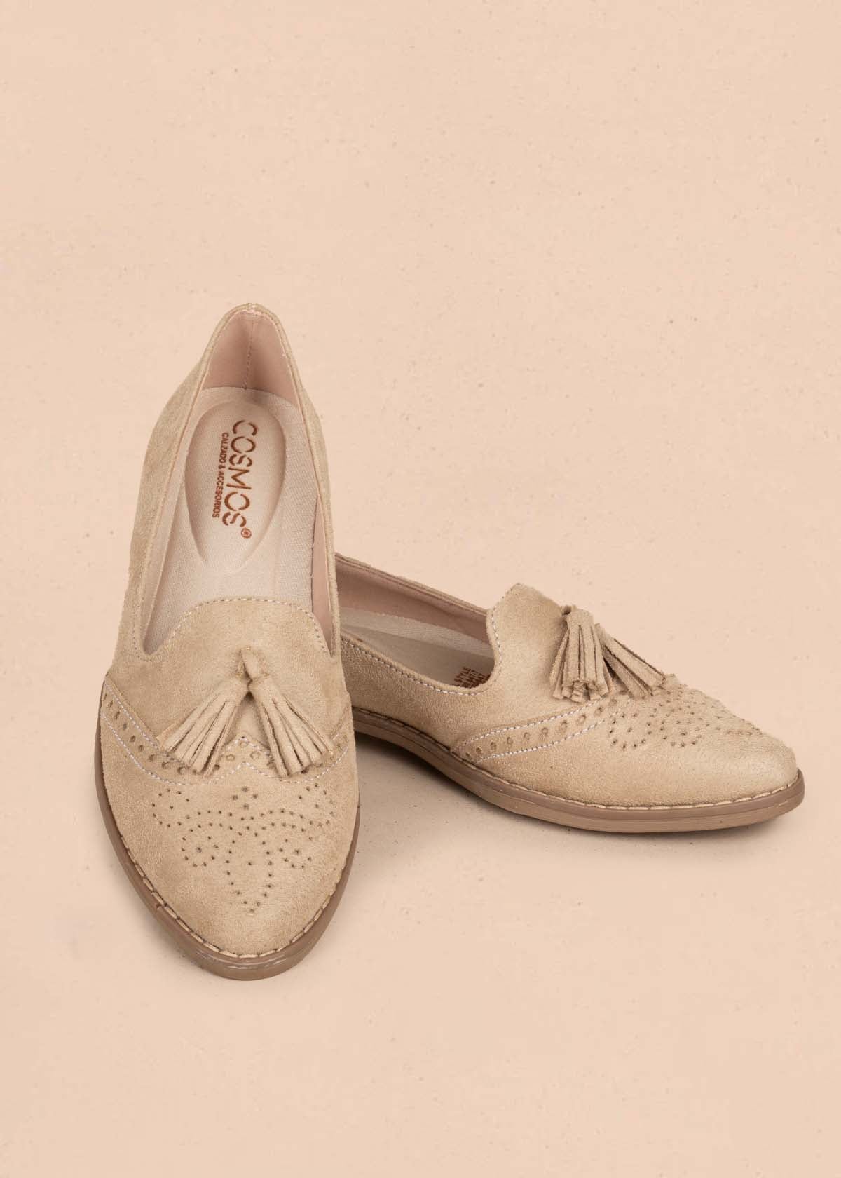 Zapatos cerrados color arena con borla 105446