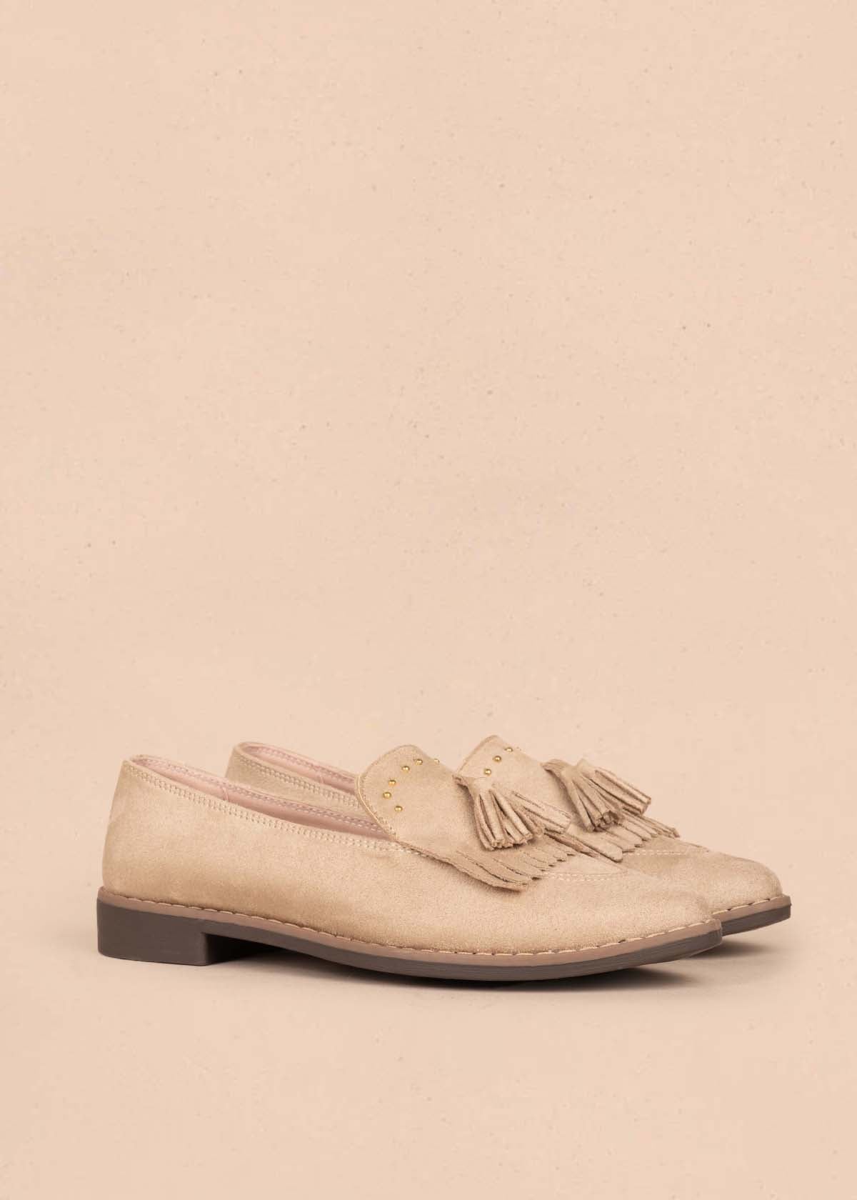 Zapatos cerrados color arena con borla 105447