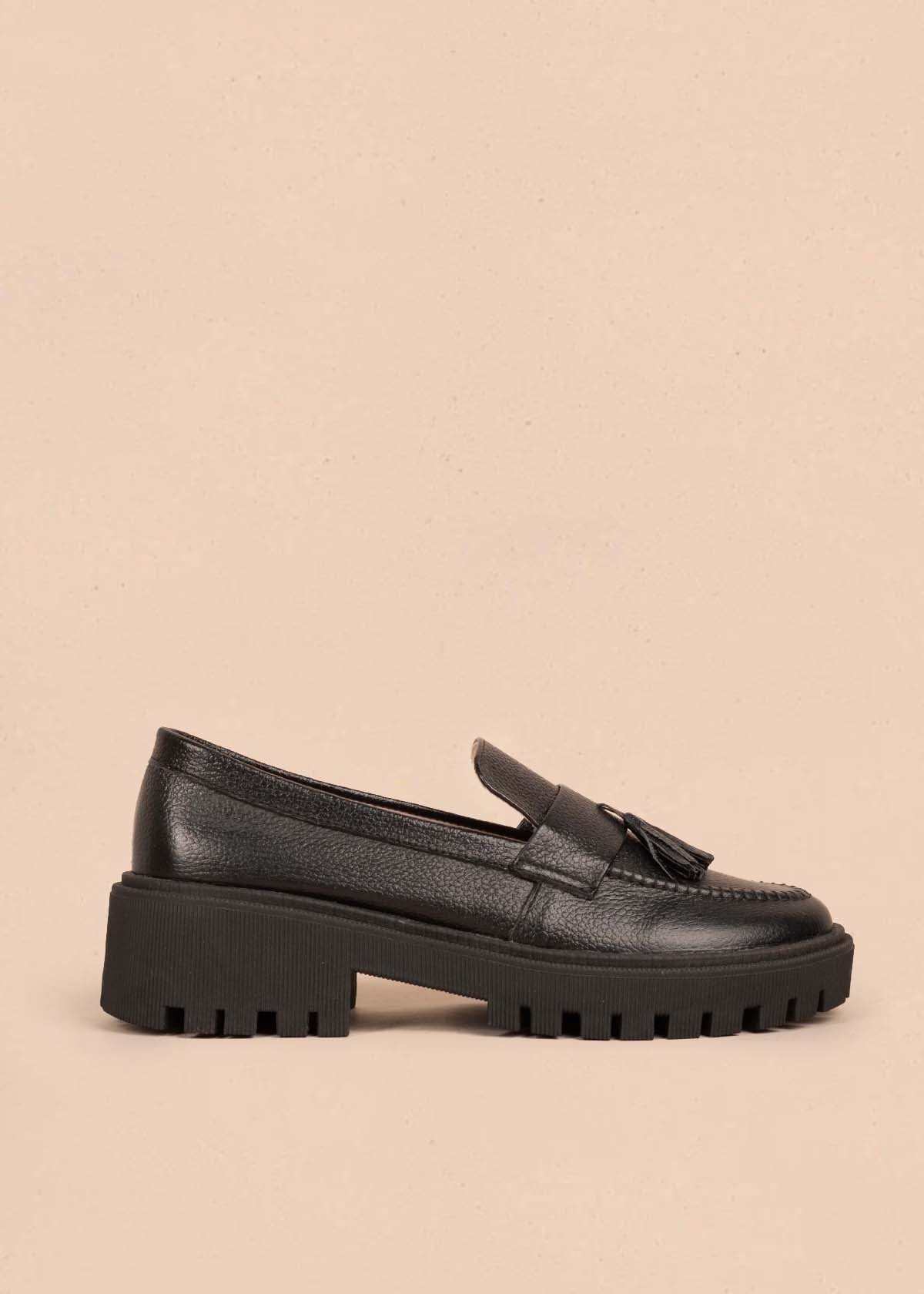 Mocasines color negro con borla 105448