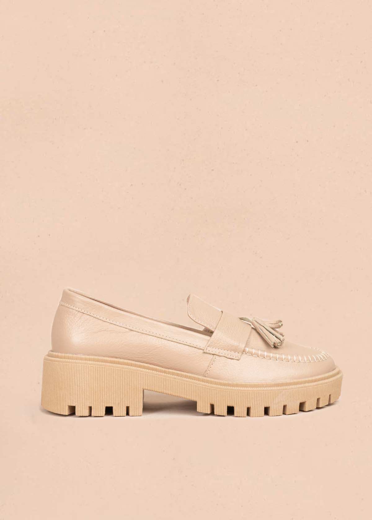 Mocasines color taupe con borla 105448