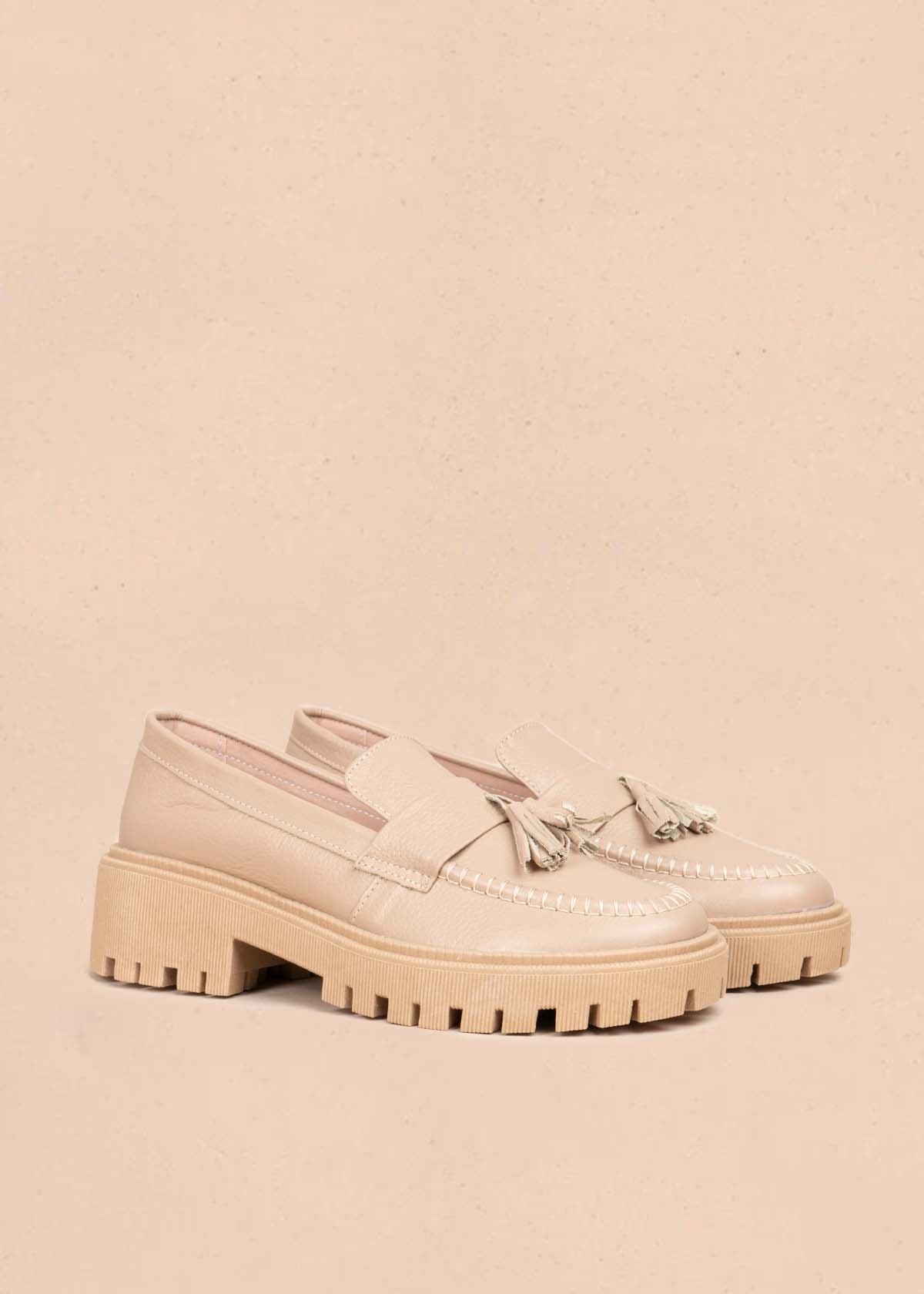 Mocasines color taupe con borla 105448