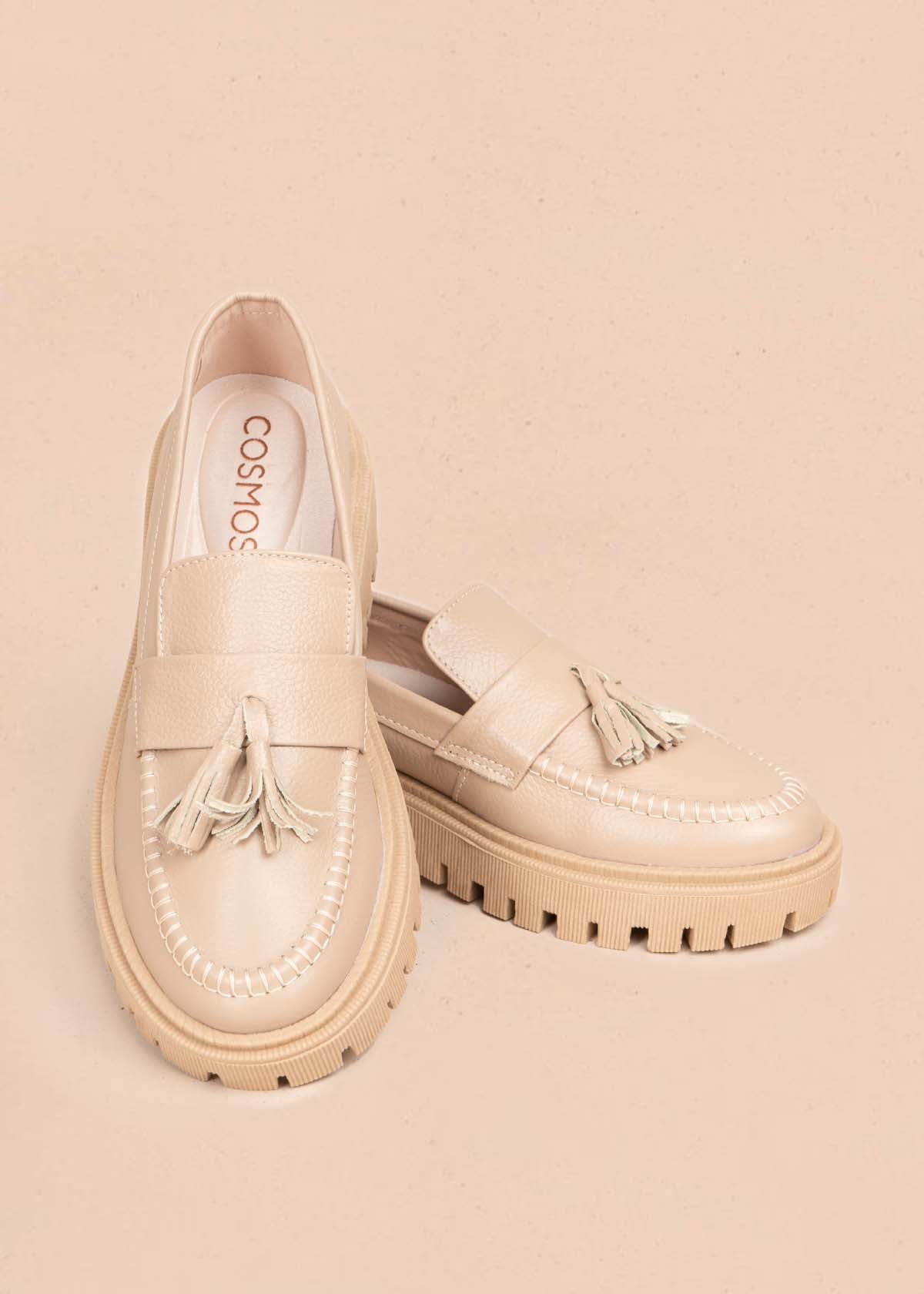 Mocasines color taupe con borla 105448
