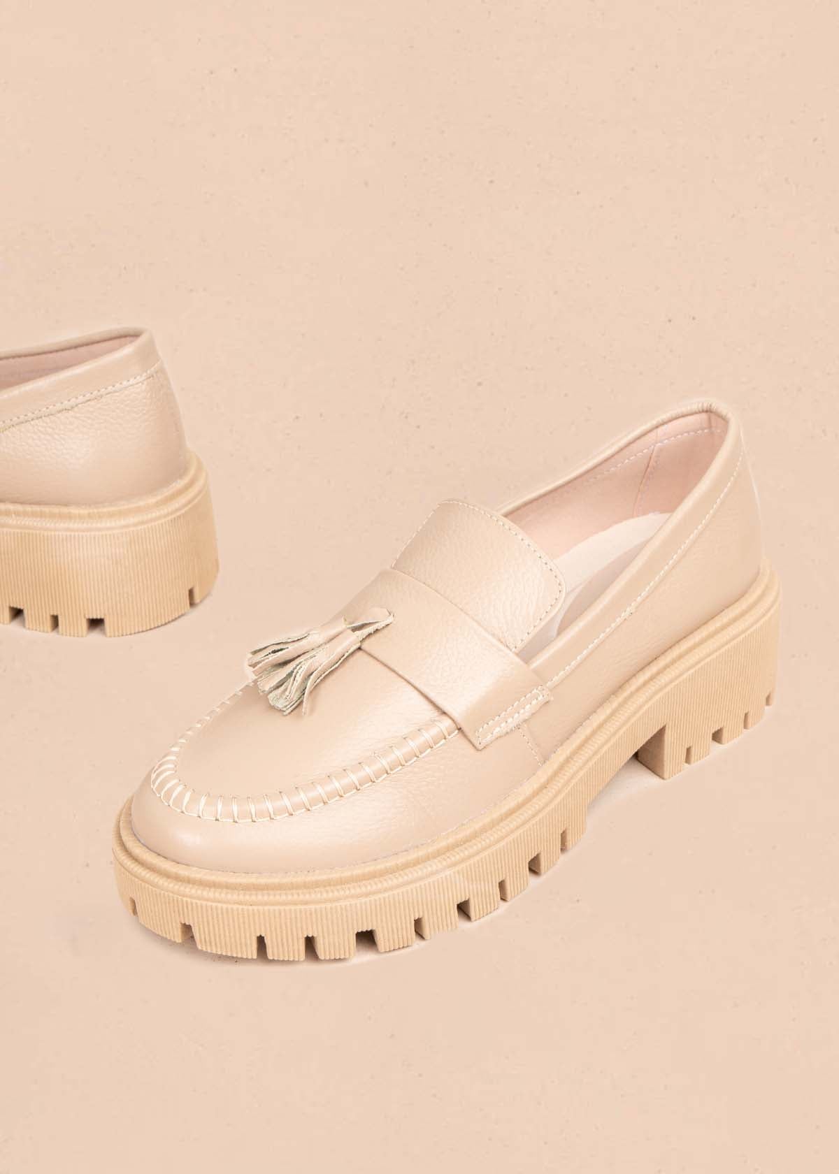 Mocasines color taupe con borla 105448