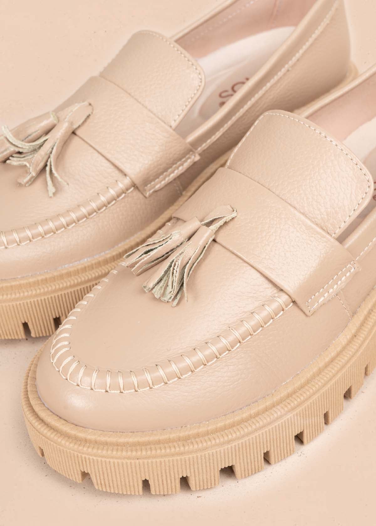 Mocasines color taupe con borla 105448