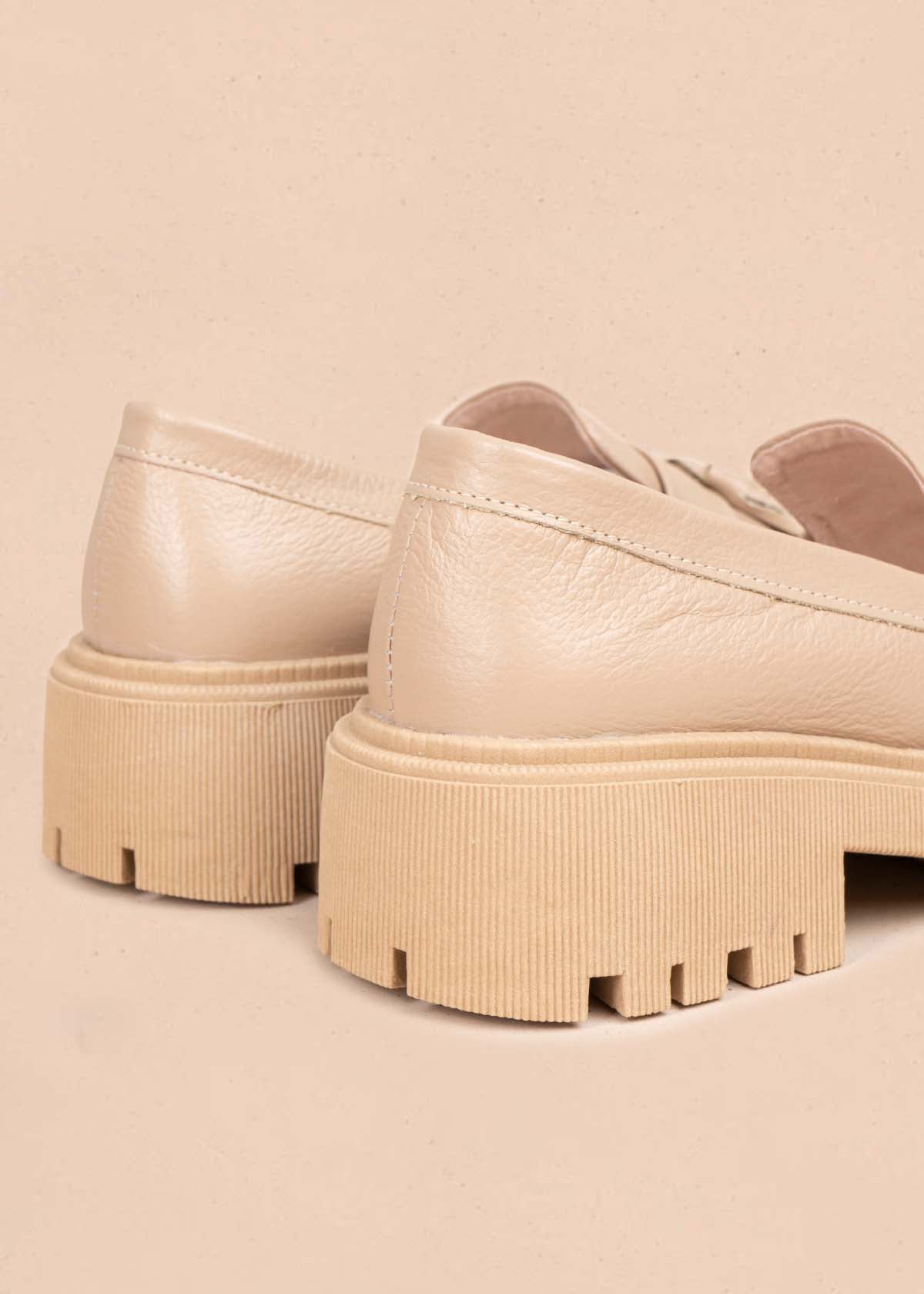 Mocasines color taupe con borla 105448