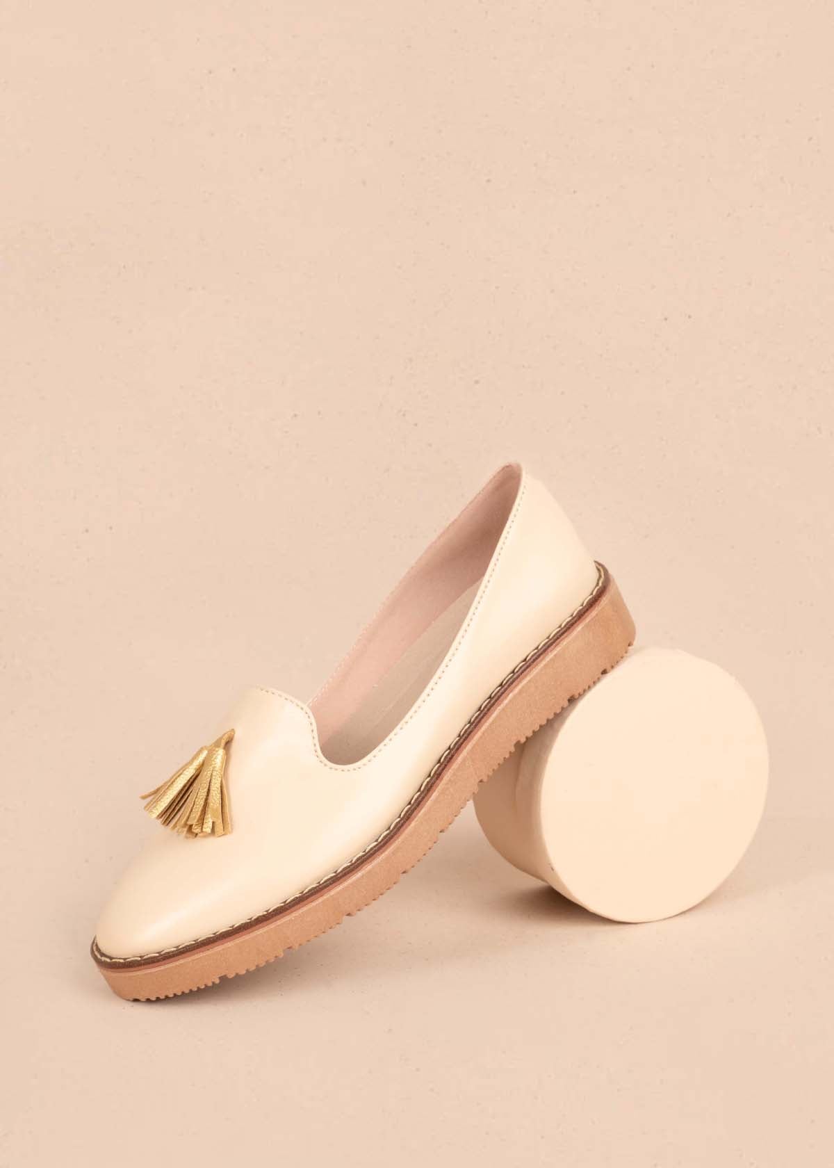 Zapatos cerrados color beige con borla 105450