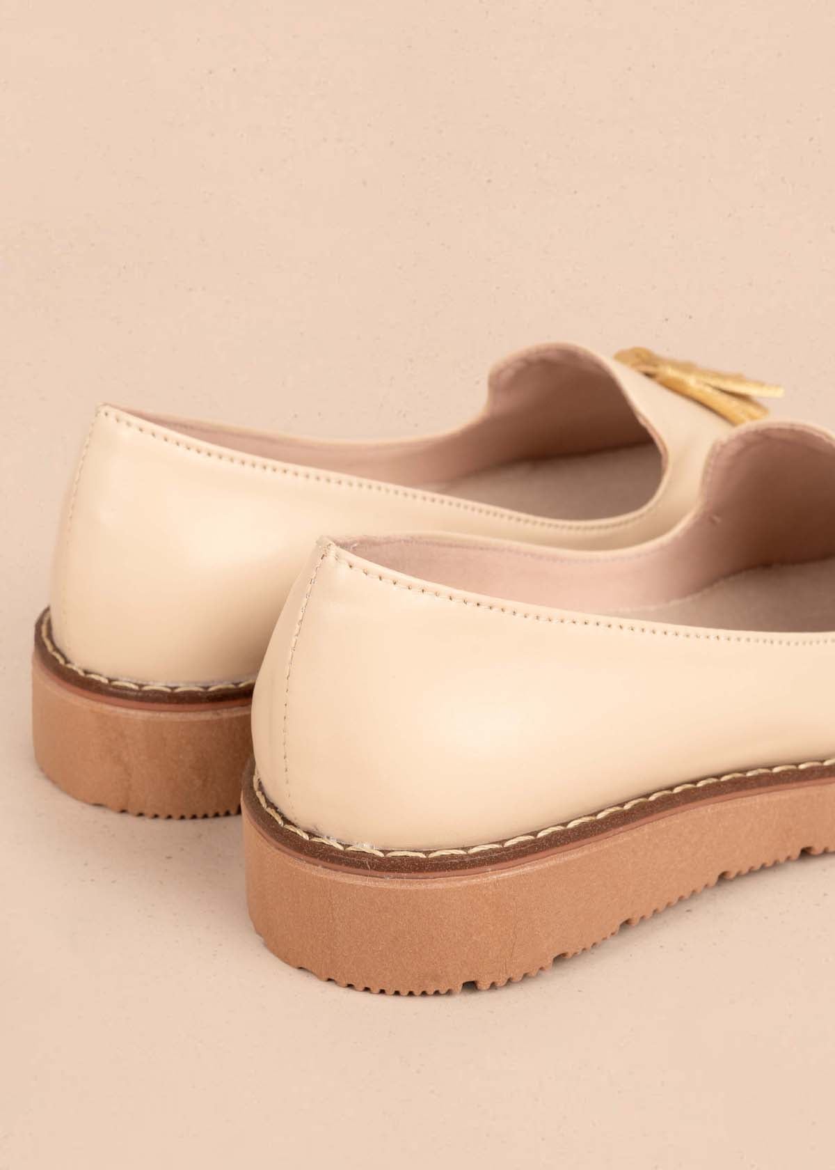 Zapatos cerrados color beige con borla 105450
