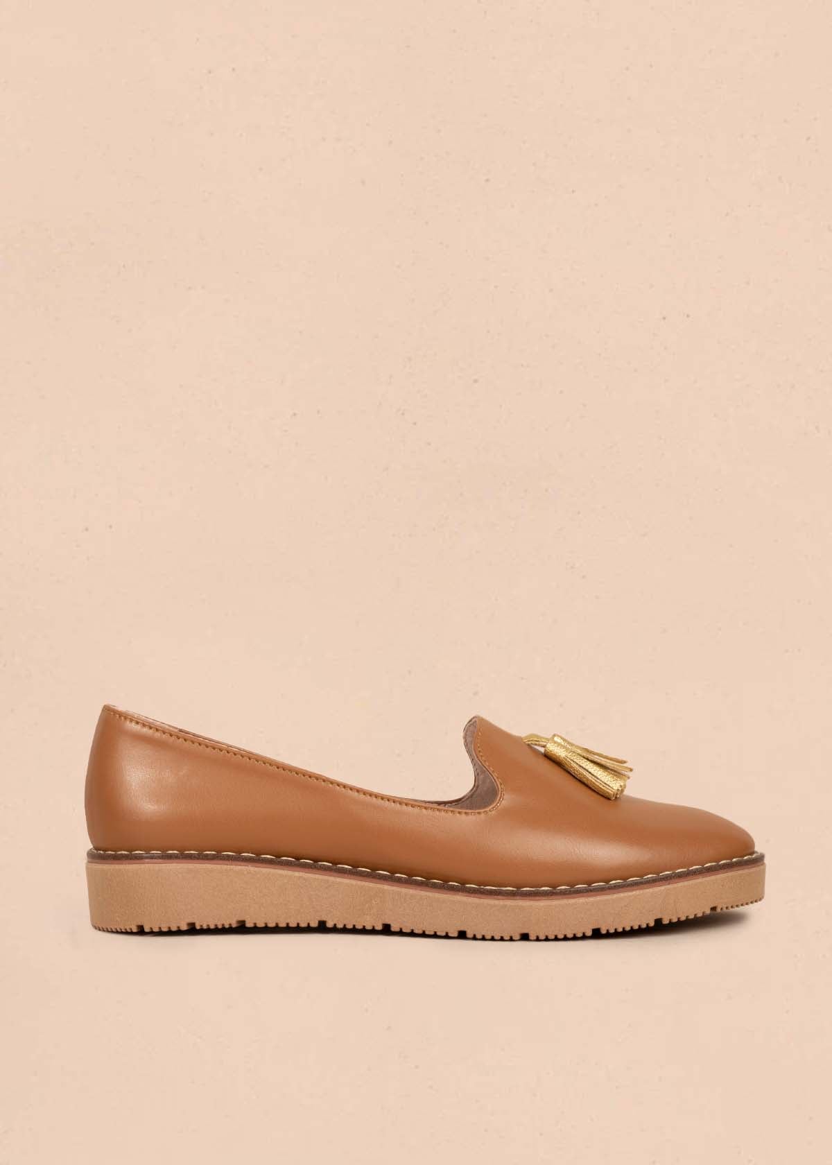 Zapatos cerrados color miel con borla 105450