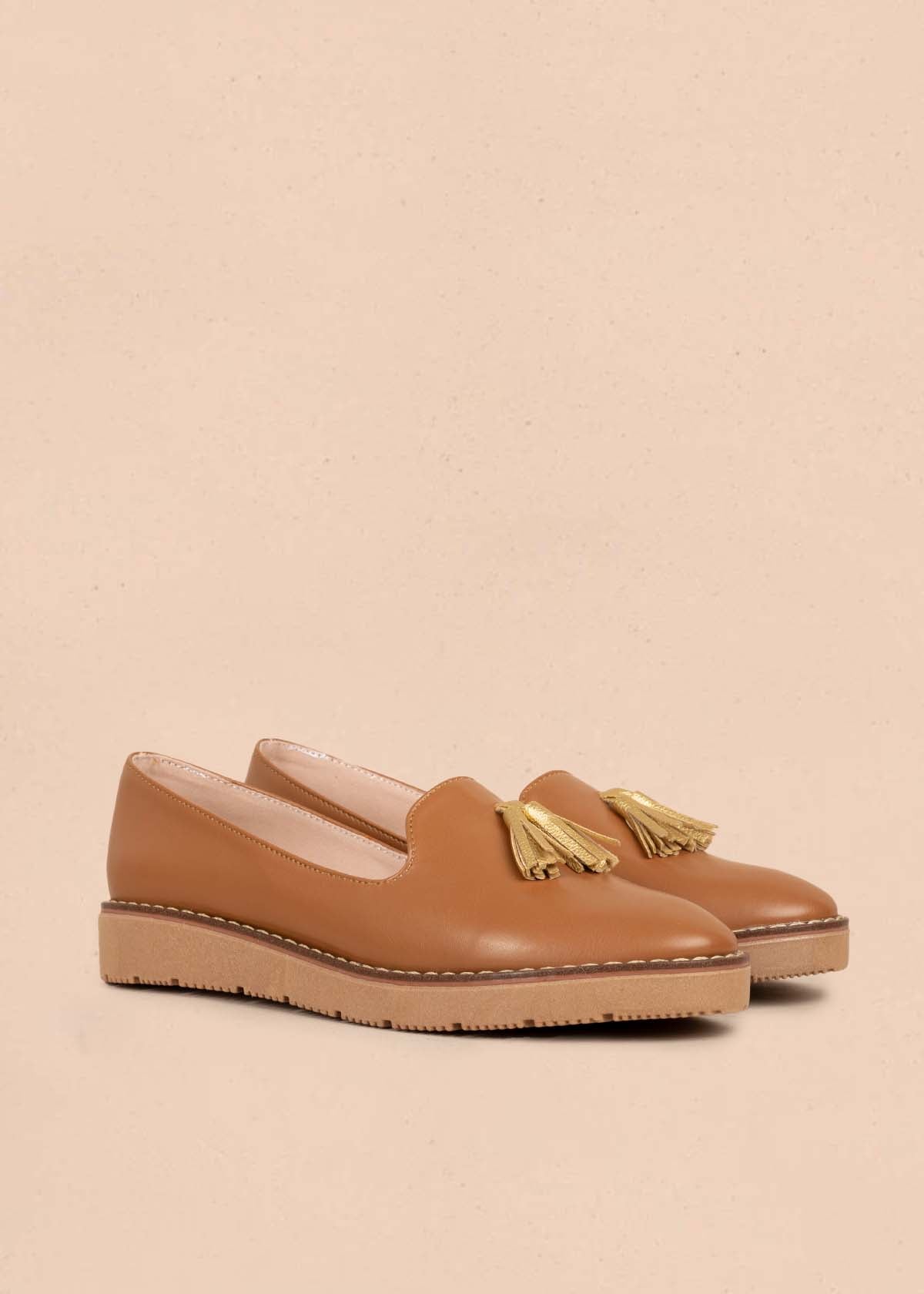 Zapatos cerrados color miel con borla 105450