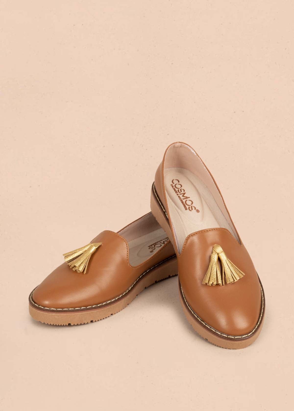 Zapatos cerrados color miel con borla 105450