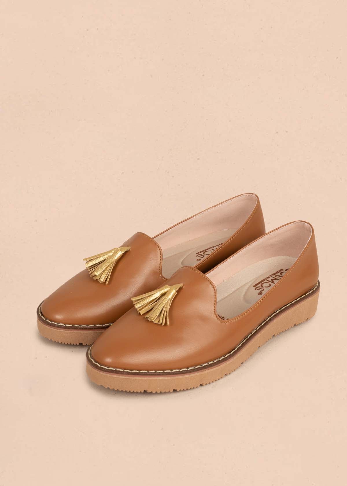 Zapatos cerrados color miel con borla 105450