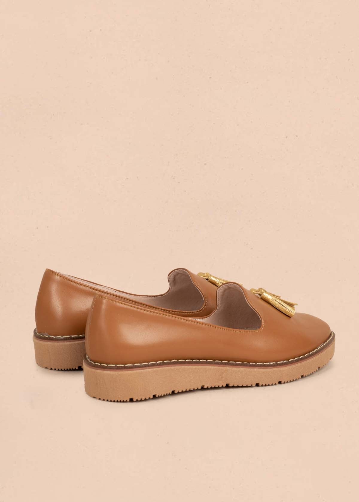 Zapatos cerrados color miel con borla 105450
