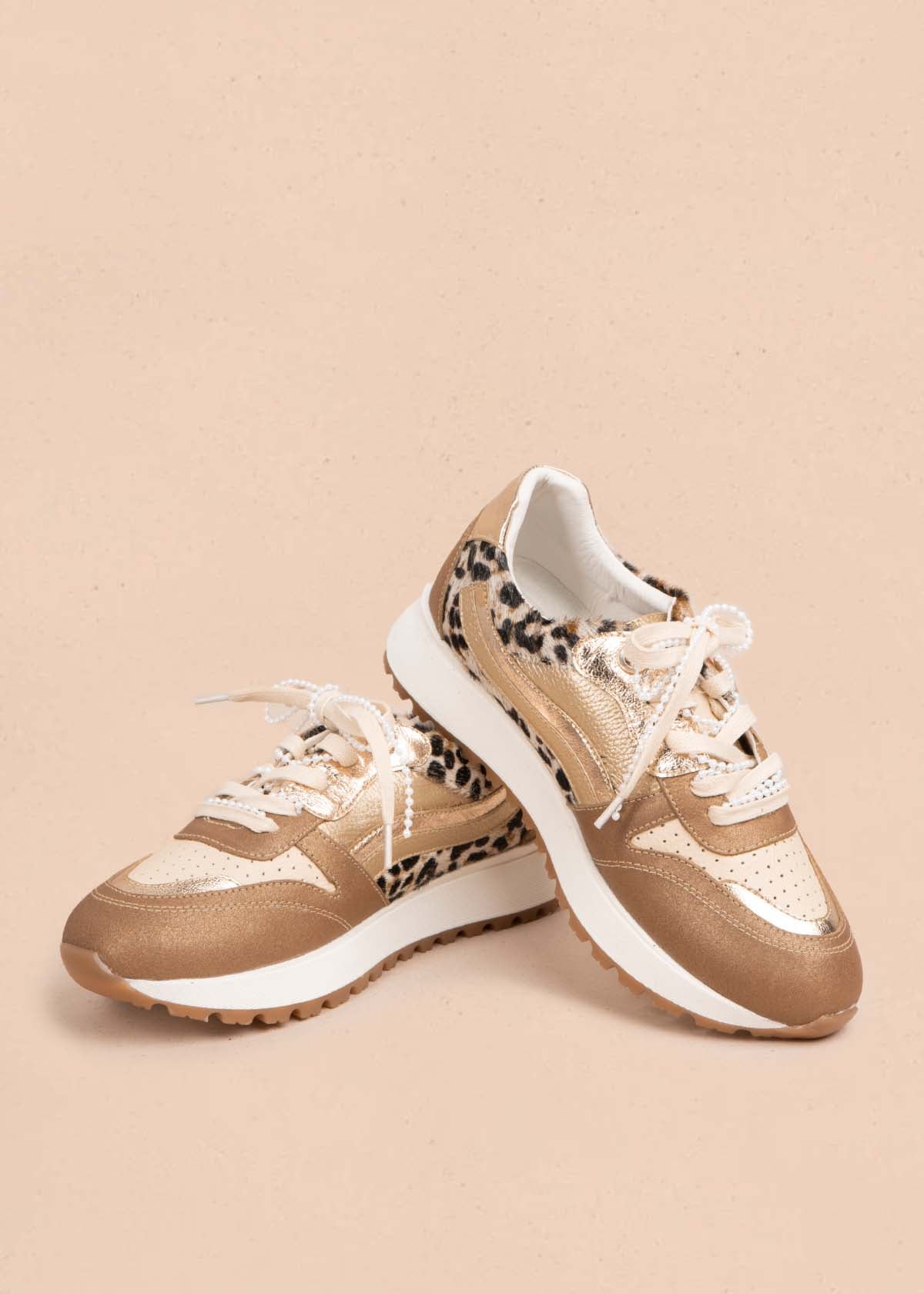 Tenis casuales en cuero color animal print 105481