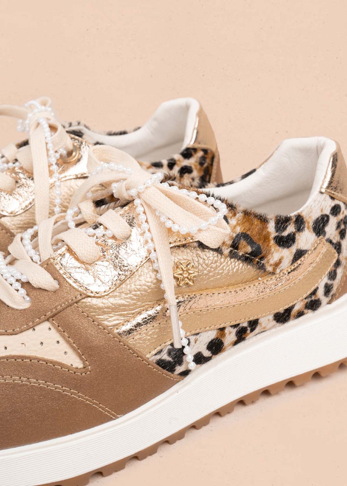 Tenis casuales en cuero color animal print 105481