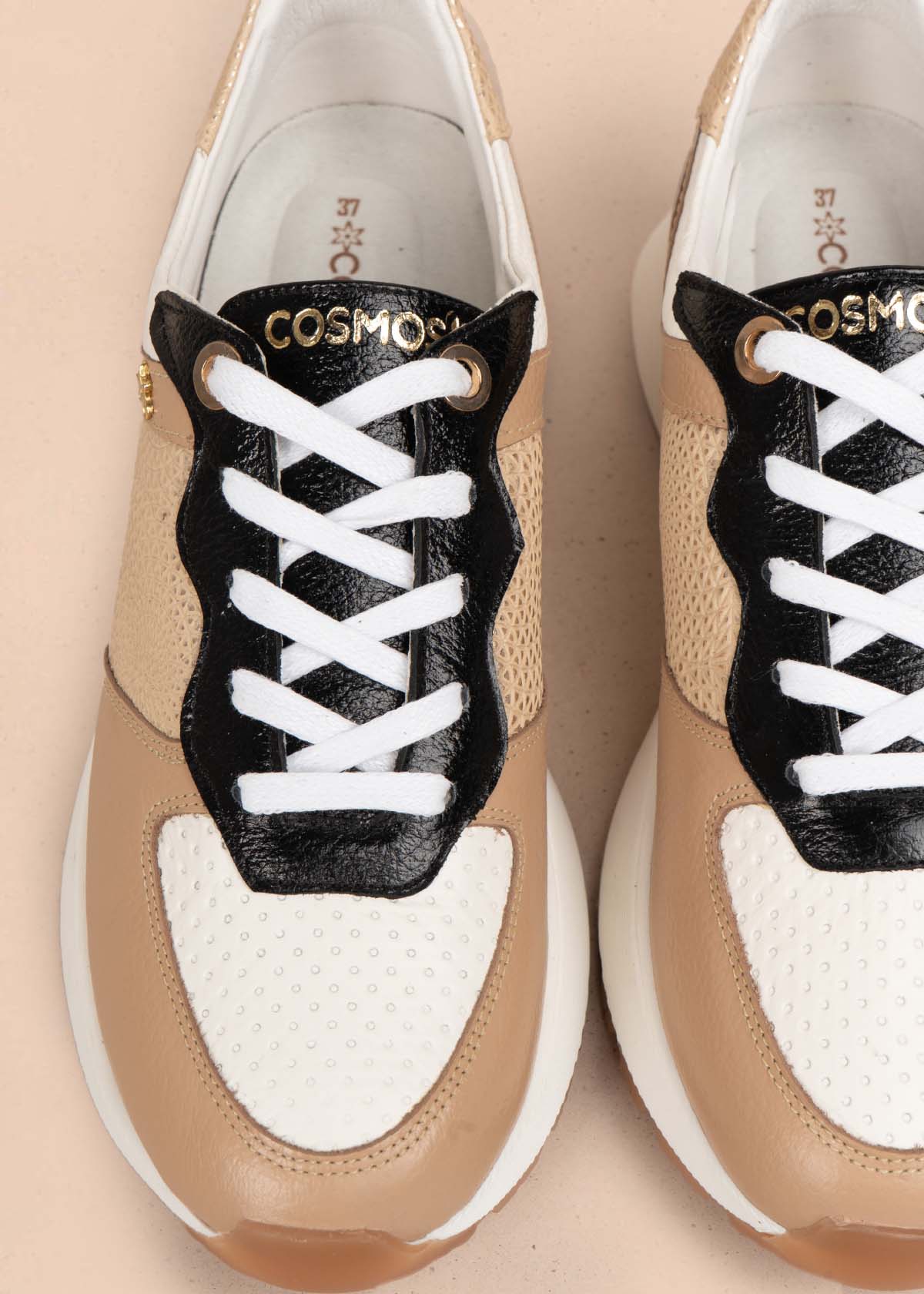Tenis casuales en cuero color camel con textura croco 105483