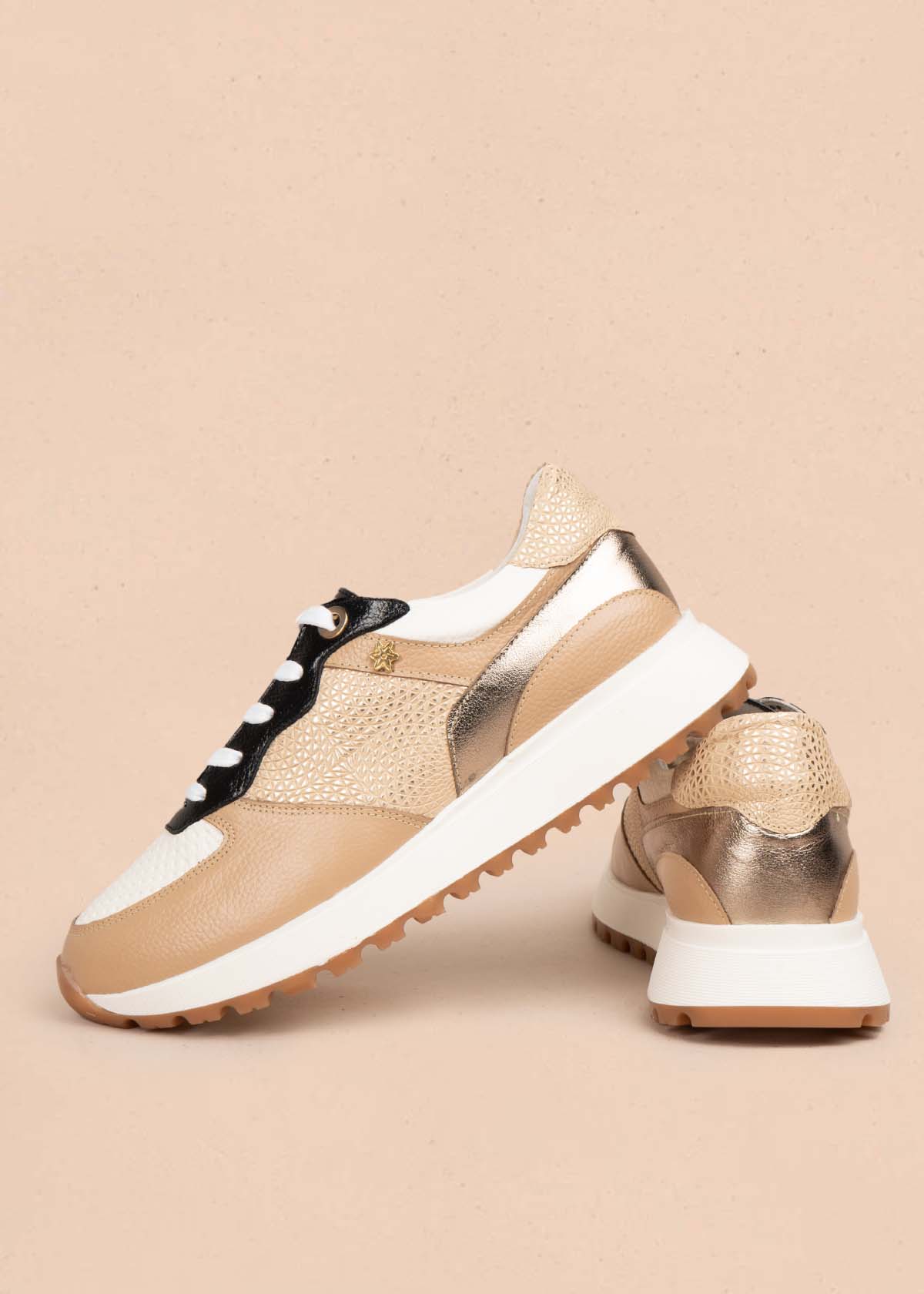 Tenis casuales en cuero color camel con textura croco 105483