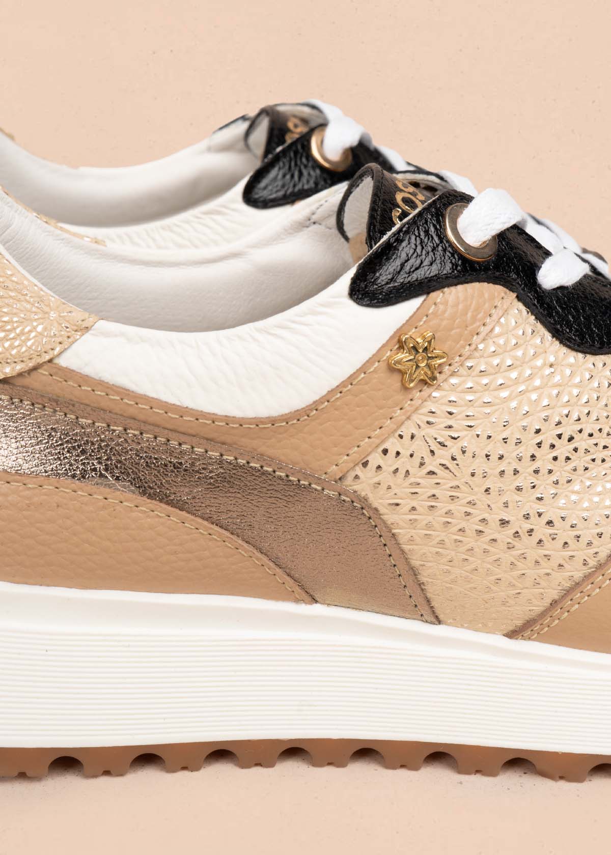 Tenis casuales en cuero color camel con textura croco 105483