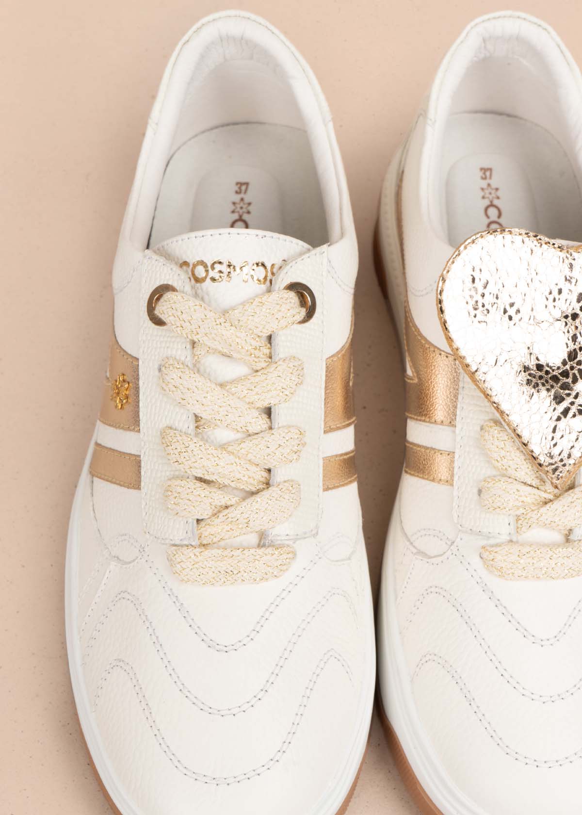 Tenis casuales en cuero color talco con detalles dorados 105485
