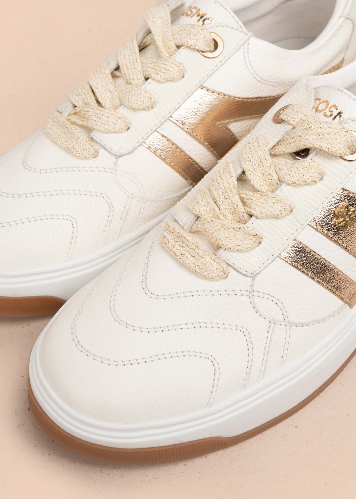 Tenis casuales en cuero color talco con detalles dorados 105485