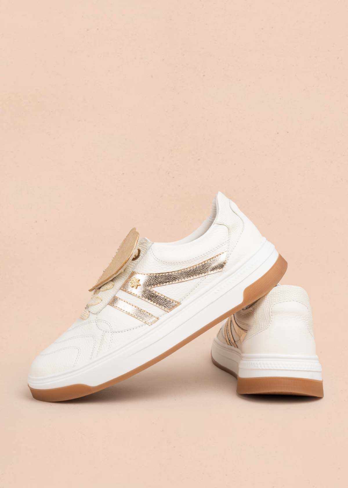 Tenis casuales en cuero color talco con detalles dorados 105485