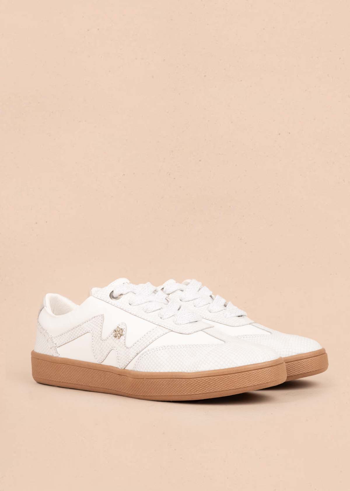 Tenis casuales en cuero color blanco con textura croco 105487