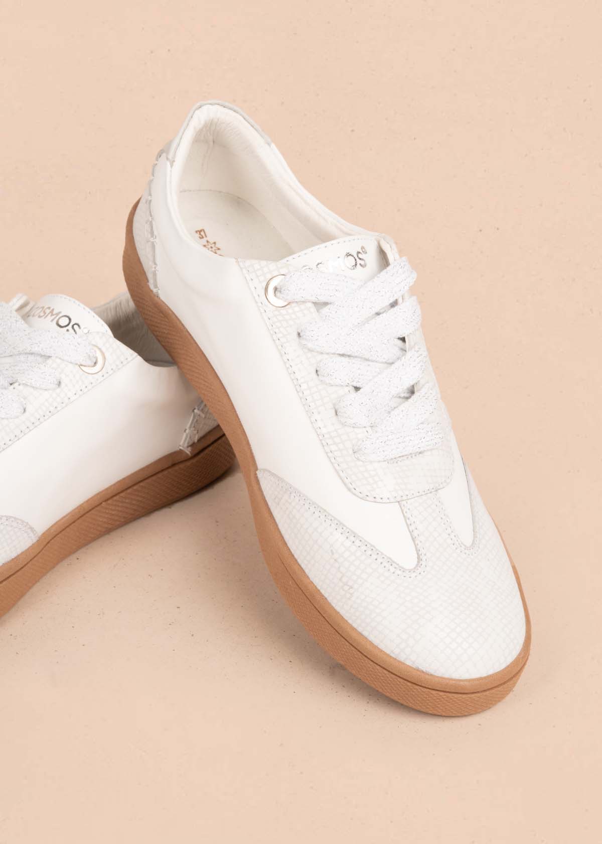 Tenis casuales en cuero color blanco con textura croco 105487