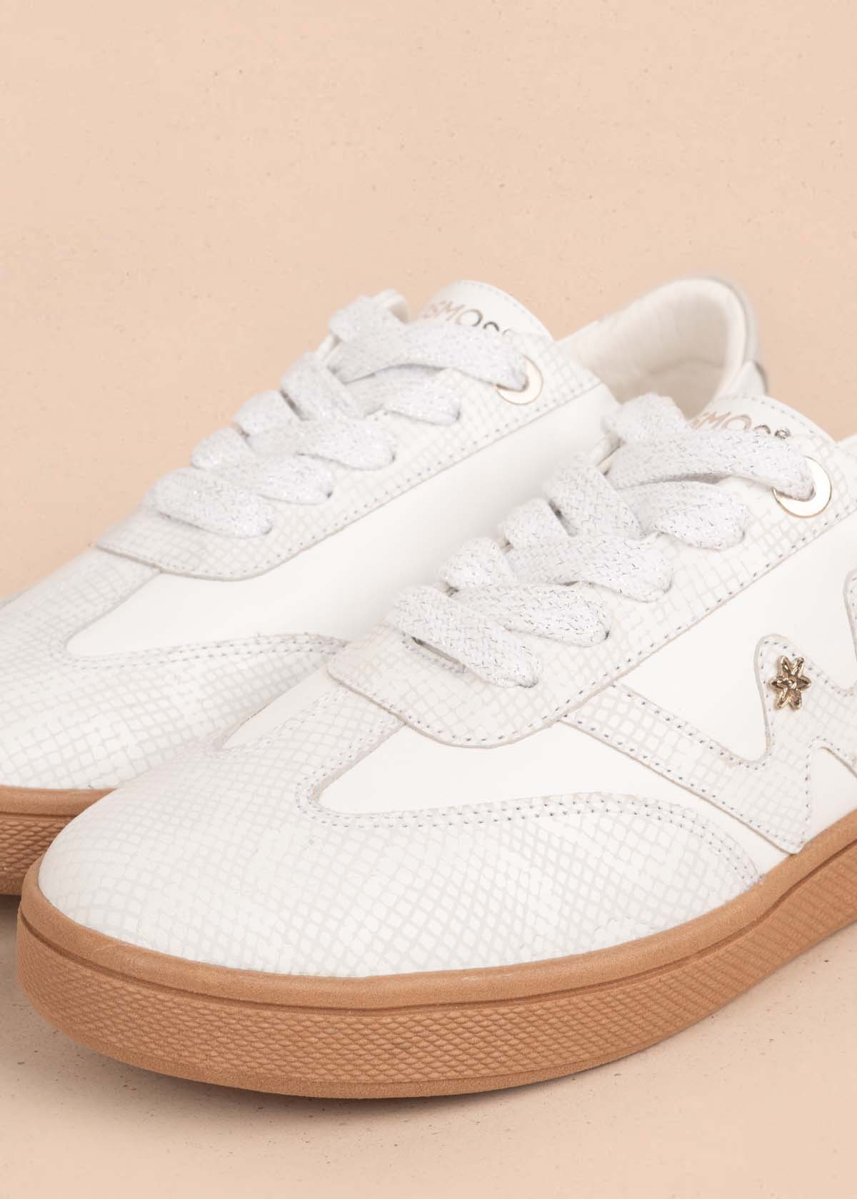 Tenis casuales en cuero color blanco con textura croco 105487