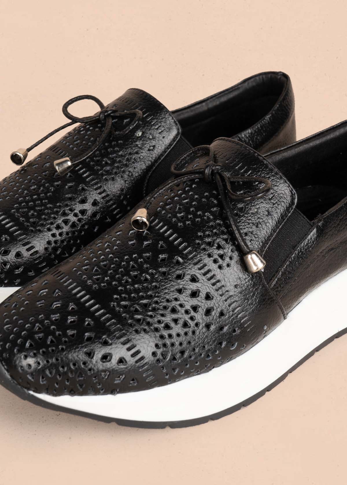 Tenis casuales en cuero color negro con perforaciones 105493