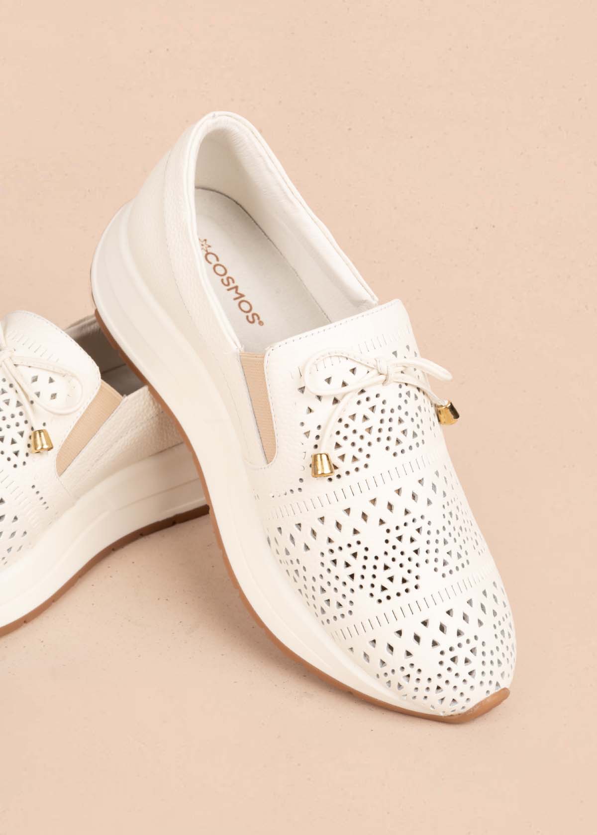 Tenis casuales en cuero color talco con perforaciones 105493