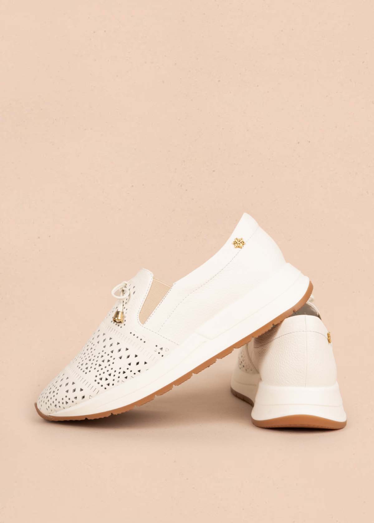 Tenis casuales en cuero color talco con perforaciones 105493